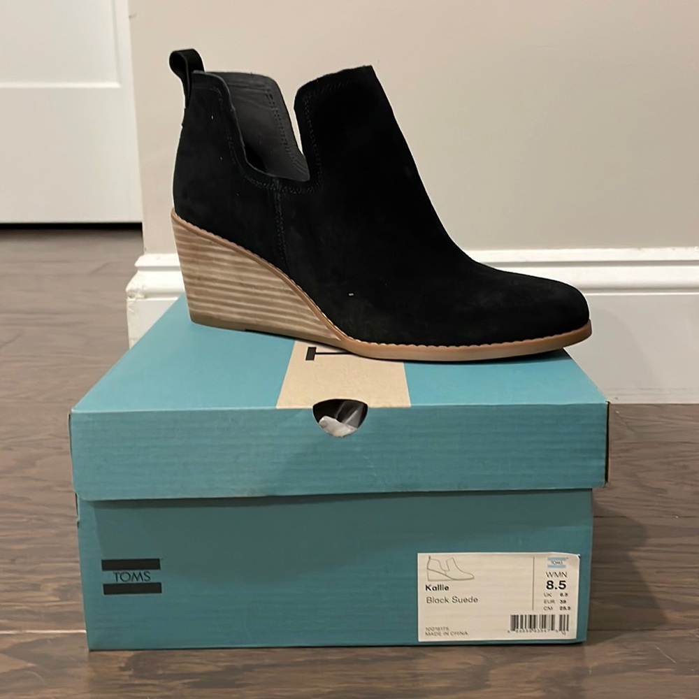 TOMS - Kallie wedge ***NEVER WORN***